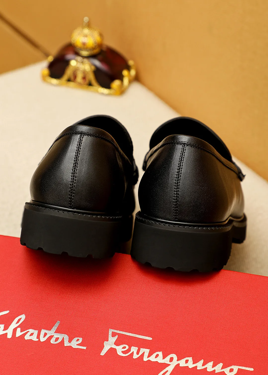 Men's shoes 💰560 💐 Product trademark: Ferragamo "Ferragamo" casual leather shoes Regular size: 38-44 (45.46🉑️customized) Product materials: Selected imported first-layer calfskin upper + original hardware buckle, imported water-dyed cowhide leather lining. Strong three-dimensional visual effect, original outsole color: 2 colors available